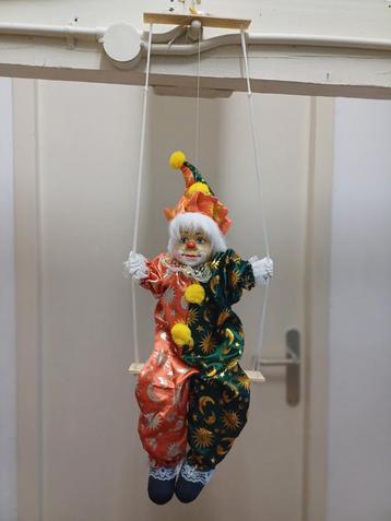 Clown op schommel incl opbergblik beschikbaar voor biedingen