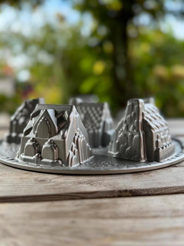Nordic bakeware bakvorm kerstdorpje cozy village nieuwstaat, Hobby en Vrije tijd, Taarten en Cupcakes maken, Nieuw, Bakvorm, Taarten