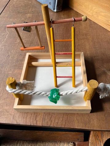 Vogelspeelgoed kleine papegaai beschikbaar voor biedingen