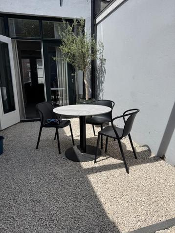 Ronde buiten tafel (marmer) inclusief 4 stoelen beschikbaar voor biedingen