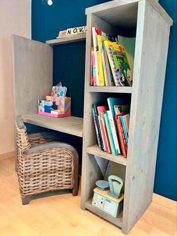 Steigerhouten kinder bureau met krijtbord beschikbaar voor biedingen