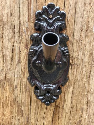 Nieuwe Klassieke zwarte gietijzeren vlaggenstokhouder beschikbaar voor biedingen