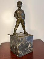 Bronzen beeld jongen op ski’s 29 cm hoog op marmer sokkel, Antiek en Kunst, Ophalen of Verzenden