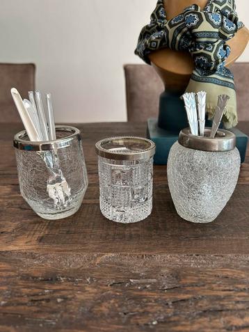4 BROCANTE LEPELVAASJES INCL. 9 OUDE GEBAKSVORKJES … beschikbaar voor biedingen