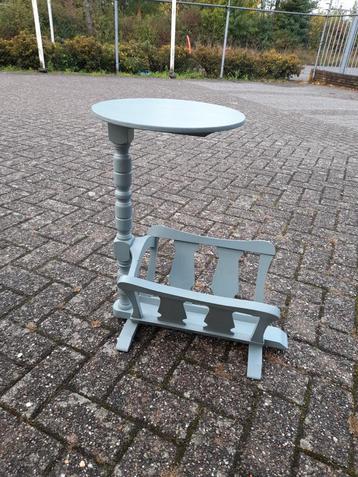 Brocante lectuur bak bijzet tafeltje beschikbaar voor biedingen