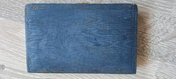 Antiek naaisetje beschikbaar voor biedingen