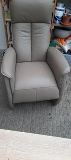 Mooie relaxstoel in taupe kleur weinig tot niet gebruikt, Huis en Inrichting, Stoelen, Overige materialen, Zo goed als nieuw, Eén