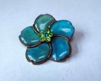 Broche blauw bloemetje  glimmertjes midden, Overige materialen, Gebruikt, Minder dan 4 cm, Verzenden