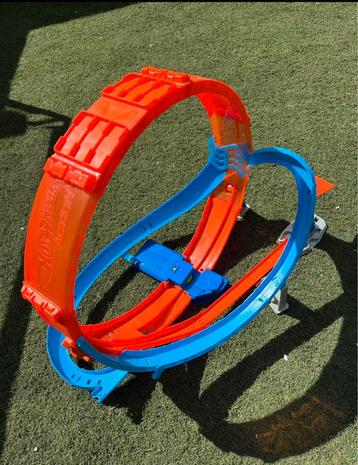 Hotwheels racebaan die werkt op batterijen beschikbaar voor biedingen