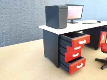 Bureau + Stoel + Computer + Beeldscherm + Toetsenbord beschikbaar voor biedingen