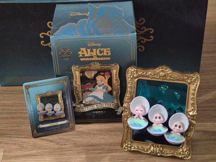 Disney Miniso Alice in Wonderland 3 baby Oysters fotolijst, Verzamelen, Disney, Zo goed als nieuw, Beeldje of Figuurtje, Overige figuren