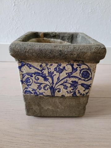 bloempot (binnen) met blauw - wit bladmotief. 14,5x14,5x16h beschikbaar voor biedingen