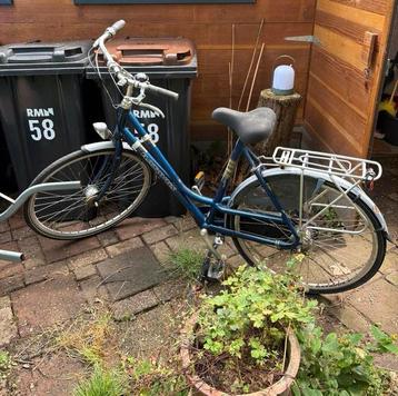 Damesfiets zonder slot oud beschikbaar voor biedingen