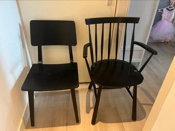Zwarte stoelen beschikbaar voor biedingen