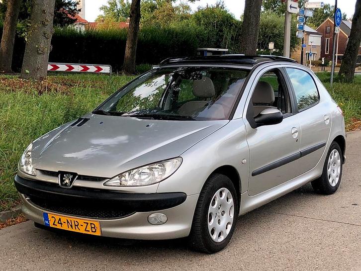 Peugeot 206 1.4-16V / Pano / Elektr.Rmn / Centrale-V / 5-Drs, Auto's, Peugeot, Particulier, ABS, Airbags, Centrale vergrendeling