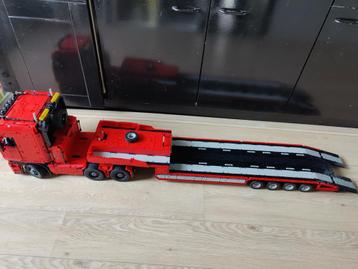 Bouwstenen vrachtwagen met dieplader  beschikbaar voor biedingen