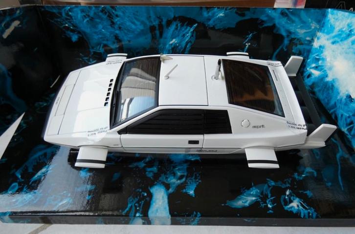 Lotus Esprit 007 James Bond  1/18 Autoart, Hobby en Vrije tijd, Modelauto's | 1:24, Zo goed als nieuw, Ophalen of Verzenden