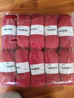 Nieuwe bollen wol. Acryl. Saskia. Rood. 10 stuks., Ophalen of Verzenden, Nieuw, Breien of Haken, Wol of Garen