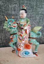Chinees meisje op een tempelleeuw ,Foo Dog, Ophalen of Verzenden