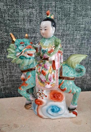 Chinees meisje op een tempelleeuw ,Foo Dog beschikbaar voor biedingen