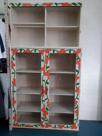 Grote, beige houten kast met vitrinekast deuren en opzetstuk beschikbaar voor biedingen