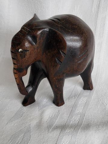 Massief houten olifant beschikbaar voor biedingen