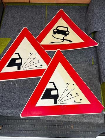 3 Verkeersborden. beschikbaar voor biedingen