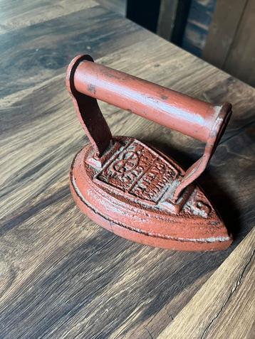 Vintage gietijzeren strijkijzer decoratief of verzamelobject beschikbaar voor biedingen