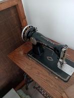Te koop  Singer en Husqvarna Osovarn naaimachine met tafel, Antiek en Kunst, Antiek | Naaimachines, Ophalen