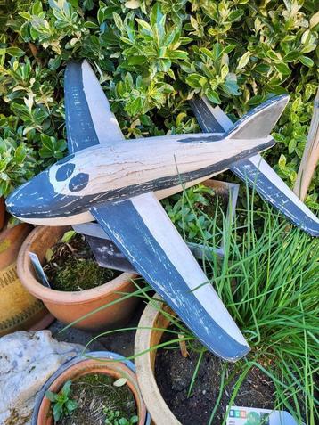 Hout handgesneden vliegtuig beschikbaar voor biedingen