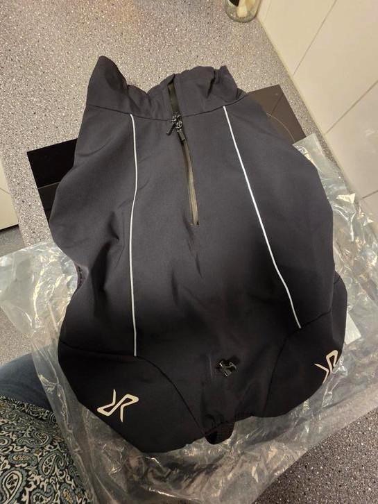 Hondenregenjas van RevolutionRace maat 50, Dieren en Toebehoren, Hondenkleding, Zo goed als nieuw, Hondenjas, Ophalen of Verzenden