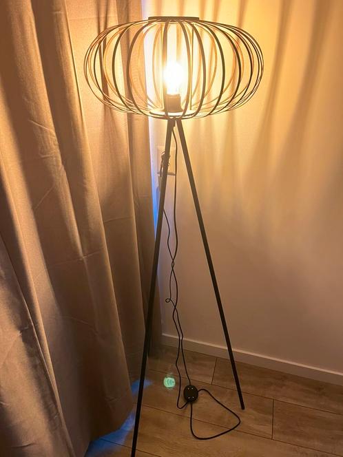 Stijlvolle industriële vloerlamp, Huis en Inrichting, Lampen | Vloerlampen, Zo goed als nieuw, Overige materialen, Ophalen