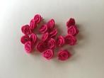 100 satijnen roosjes ong 1,5cm roze rood, Nieuw, Knoop of Knopen, Ophalen of Verzenden