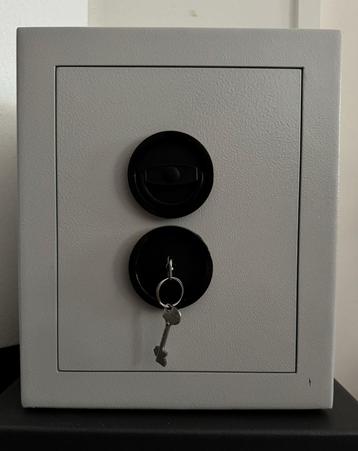 Zeer degelijke kluis brandkast cert rdw met 2 sleutels beschikbaar voor biedingen