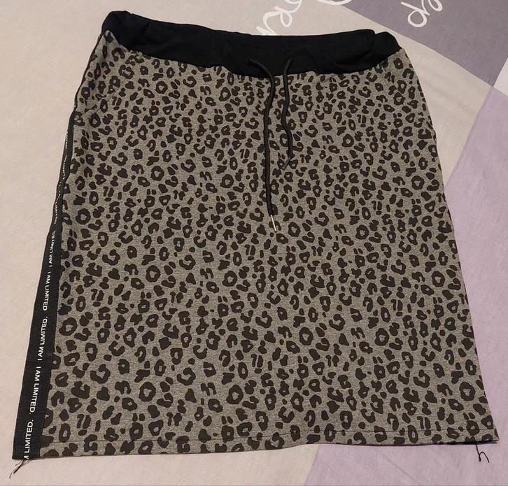 Grijze rok in panterprint maat M/L, Kleding | Dames, Rokken, Zo goed als nieuw, Maat 42/44 (L), Grijs, Knielengte, Ophalen of Verzenden