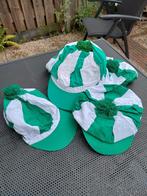 11x grappige groen witte pet met klep & pompon bovenop, Ophalen of Verzenden, Nieuw, Overige maten, Carnaval