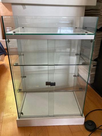 Vitrine kastje  beschikbaar voor biedingen