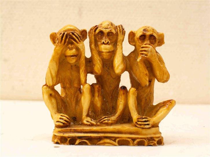 beeldje horen zien en zwijgen zittende aapjes 38289, Verzamelen, Beelden en Beeldjes, Gebruikt, Dier, Ophalen of Verzenden