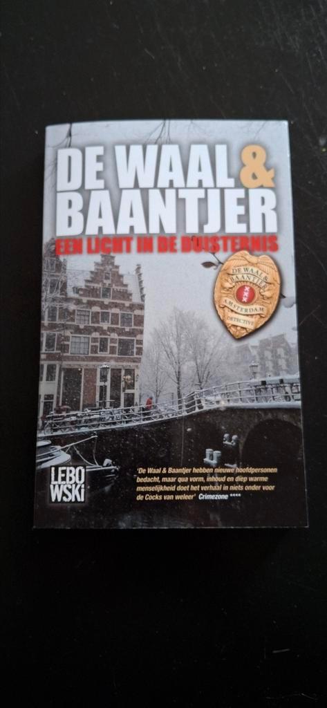 de Waal & Baantjer - Een licht in de duisternis, Boeken, Detectives, Zo goed als nieuw, Ophalen of Verzenden
