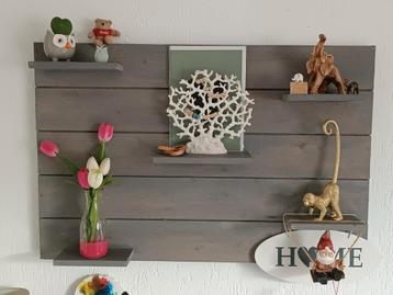 Wandbord van steigerhout beschikbaar voor biedingen