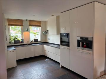 Hoogglans witte keuken beschikbaar voor biedingen