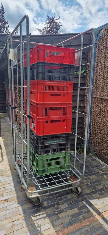 Rolcontainer inclusief 8 diverse kratten beschikbaar voor biedingen