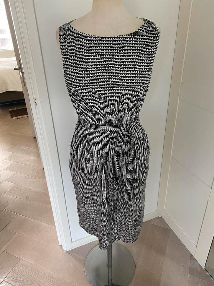 Marimekko Zwart-Wit Jurk Maat M, Kleding | Dames, Jurken, Zo goed als nieuw, Maat 38/40 (M), Zwart, Knielengte, Ophalen of Verzenden