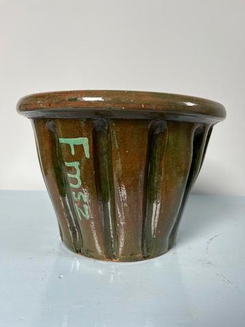Oude puddingvorm, groen en bruin aardewerk beschikbaar voor biedingen