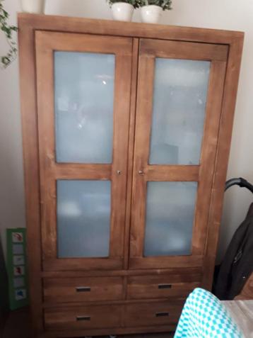 Mooie grote zware kast .