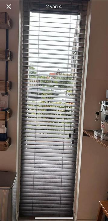 Houten Jaloezieën - Sfeervolle Raambekleding beschikbaar voor biedingen