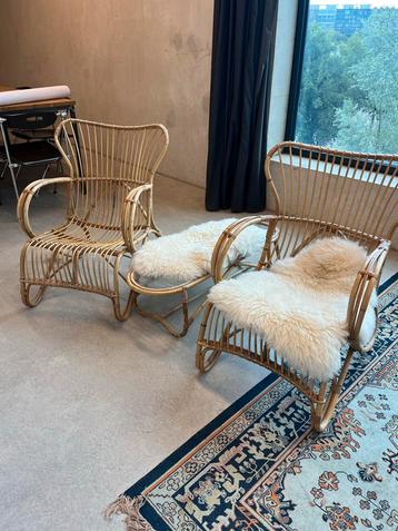 Rotan Stoelen Set met Bijzettafel en Schapenvacht beschikbaar voor biedingen