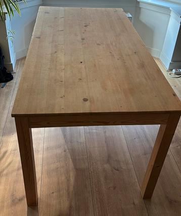 Eettafel met licht houten blad beschikbaar voor biedingen