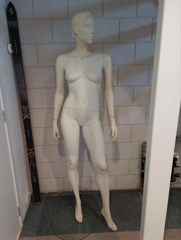 paspop vrouw beschikbaar voor biedingen