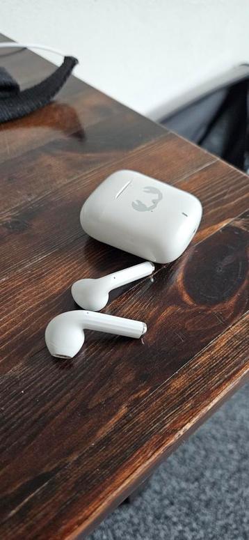 Earbuds with charging case  beschikbaar voor biedingen